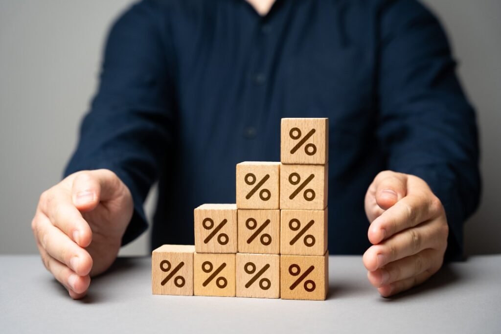 Homem com dados representando o que é natureza jurídica
